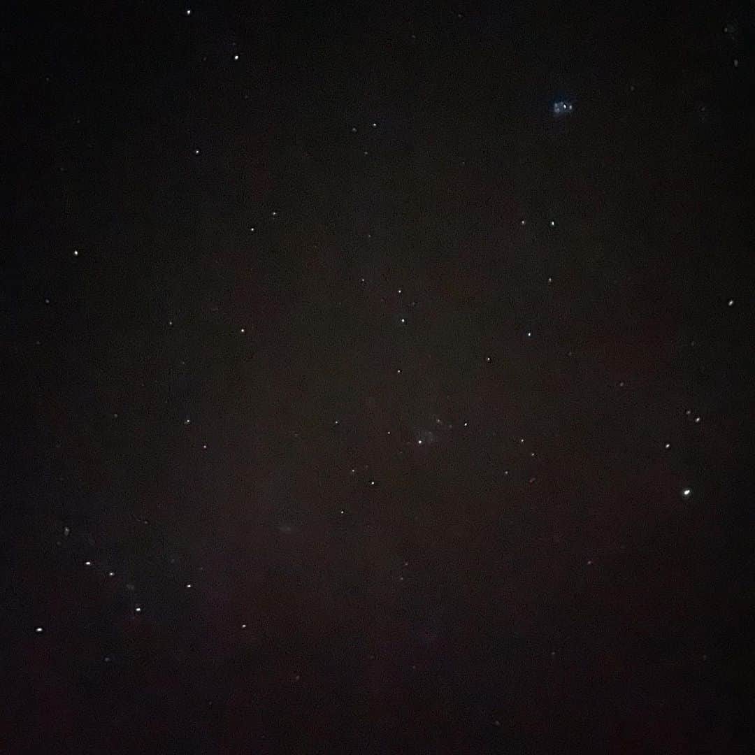 林信行さんのインスタグラム写真 - (林信行Instagram)「In a forest with just the light of stars, the real power of iPhone 12 Pro Max camera shines! #shotoniPhone12ProMax  Starry night in #Towada  — #DenebStories  #十和田 の #星空浴 by #Deneb  最高だった。 星あかりだけの真っ暗な森。 人間の目、慣れてくるとどんどん星が見えてくるのが凄い。 友達の　#二木愛 さんは人間に備わってる水棲生物としてのモードをonにしてみよう、と訴えかけるけど、人間にはそれとは別にナイトモードが備わってるのだと実感した。 @DenebStories   そしてナイトモードといえば、もう一つ全然関係ないけどiPhone 12 Pro Maxのカメラ性能に驚いた。普通に暗いところではそこまで差が出なかったけれど、本当に暗いところだと、12 Ptoと比べてもハッキリ差が出る。 (通常のProだとノイズがのって暗い部分が赤くなってしまう。いずれどこかに比較写真あげます) これはちょむと感動！  ちなみに三脚忘れたので写真は人の三脚借りた1枚除きすべて手持ちです。」11月11日 0時44分 - nobihaya