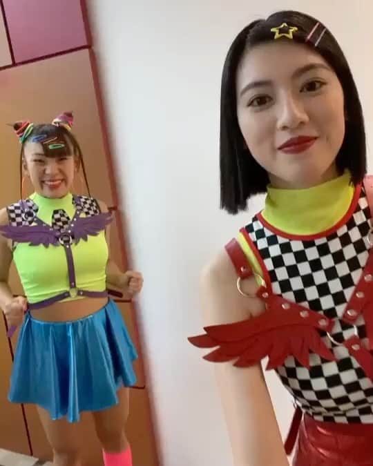 日本テレビ「ウチのガヤがすみません！」のインスタグラム：「今夜のゲスト 三吉彩花さんがフワちゃん風に大変身✨  フワちゃんが三吉さんを コーディネート👗👠  収録後２人で お揃い衣装で💜❤️ 自撮り動画📱を撮って頂きました  #ウチのガヤがすみません  #三吉彩花  #ミヨちゃん  #フワちゃん  #フワちゃんコーデ」