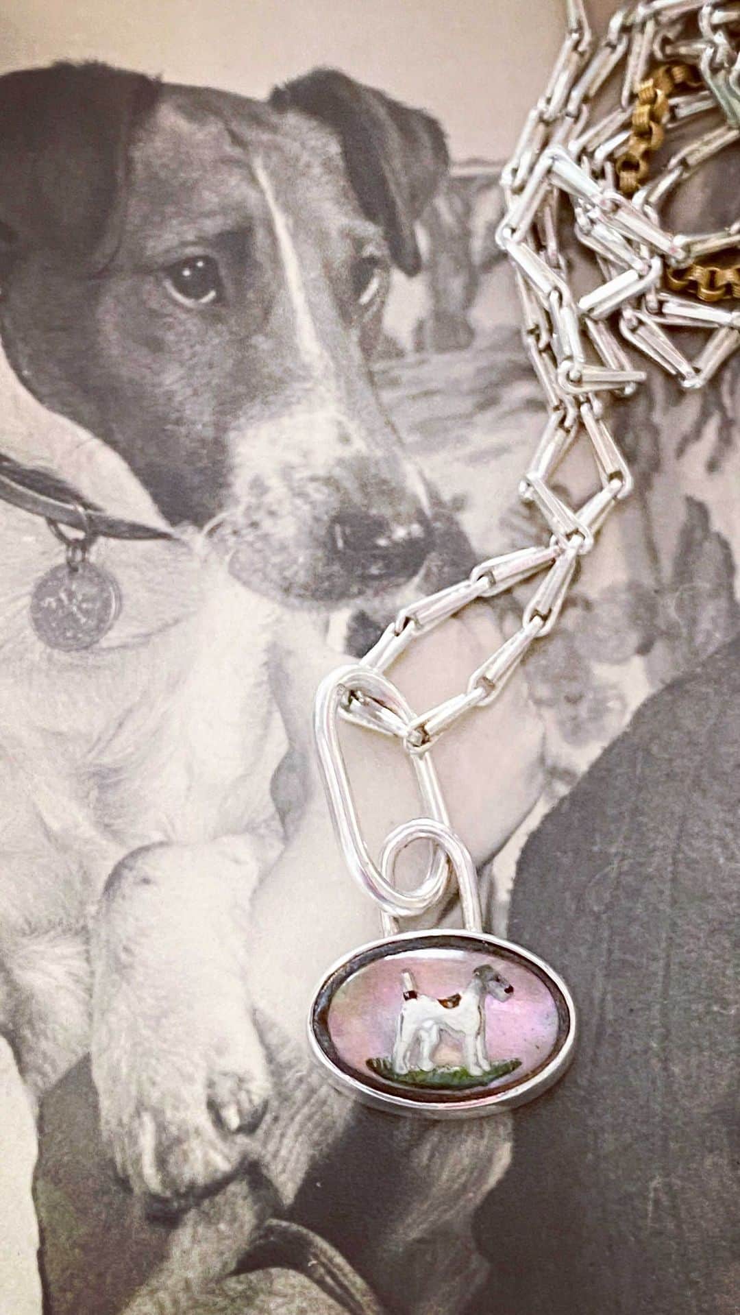 Tea and sittingのインスタグラム：「A lovely chat with Vivienne about her work and how she beautifully repurposes antique and vintage curios into her jewellery...we also uncover 2 of Vivienne’s alternative dream jobs and as well as more pics of the family’s #smoothhairedfoxterriers I share my embarrassing teenage snooker hero!! 😆 You can find a new selection of @vivienne.ridley ‘s jewellery in the #onlineopenhouse shop at the moment so do have a look 👀 ( link in my bio and through my stories ) #shopsmall #shopindependent #supportindependentartists #artistsopenhouses @64sandgate」