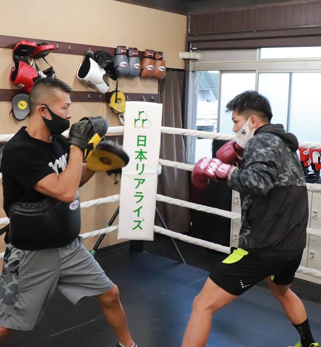 皇治さんのインスタグラム写真 - (皇治Instagram)「今日もガッツリ兄貴とtraining。  兄貴、お誕生日おめでとうございます。  まだまだヒヨッコな自分ですが兄貴のような偉大な漢に少しでも近づけるよう人生はりきります。  #一生尊敬する兄貴 #内山高志 #kodlab」11月11日 0時52分 - 1_kouzi