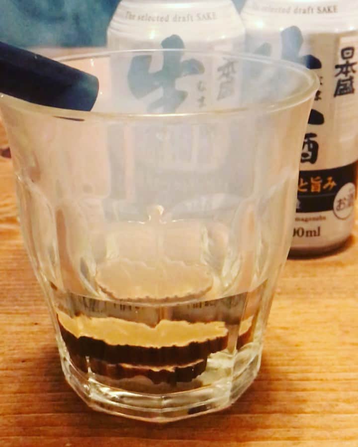 井手大介のインスタグラム：「#日本盛　#カクテル　試作品その4 「日本酒にいぶりがっこを入れて燻したやつ」  燻製のスモーキーな香りが焚き火に当たりながら飲みたい。日本酒の甘さが際立つ。このあとに温めて熱燗にしたらスープのような味わいが出てさらに旨みが出た。寒い夜に飲みたい。」