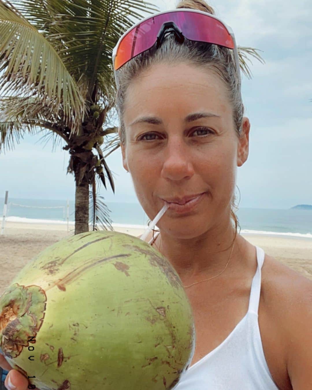 エイプリル・ロスのインスタグラム：「After🥥 // Before😅」