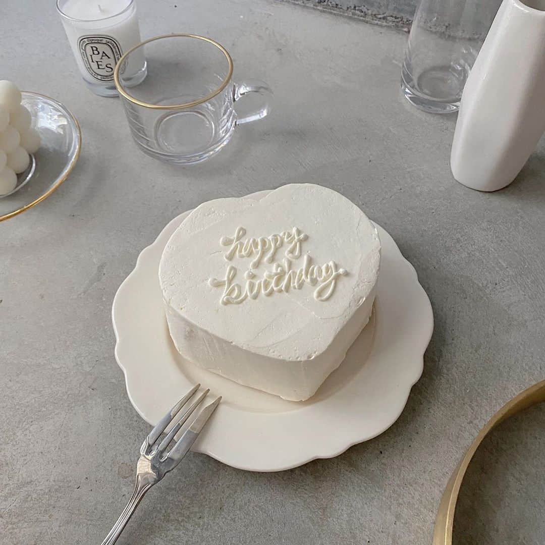 のインスタグラム：「・ ・ Birthday~🎂 ・ ・ 前夜祭からの、今朝はかわいいケーキから始まったお誕生日、お仕事終わりから今は愛する親友たちにホームパーティーしてもらってあっという間🌙 笑うと目がなくなるのは子供の頃から変わらないカゲヤマです。👶🏻(リアルな素な感じもたまには。鏡越しにゆいこ。 ・ ・ お祝いにいろんな嬉しい言葉をもらって、幸せいっぱいなスタートを切れました🙇‍♂️節目の25歳、改めて感謝を忘れず仕事もプライベートもこれからもバリバリ頑張るのでよろしくお願いしまーす☺️照 ・ ・ #birthday #birthdaycake」