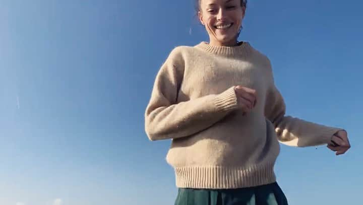 フラヴィア・ルチーニのインスタグラム：「Blue Skies  by @alexxxcunha 💙 🌼🐶🌼 #bluesky #puglia #happydaysarehereagain」