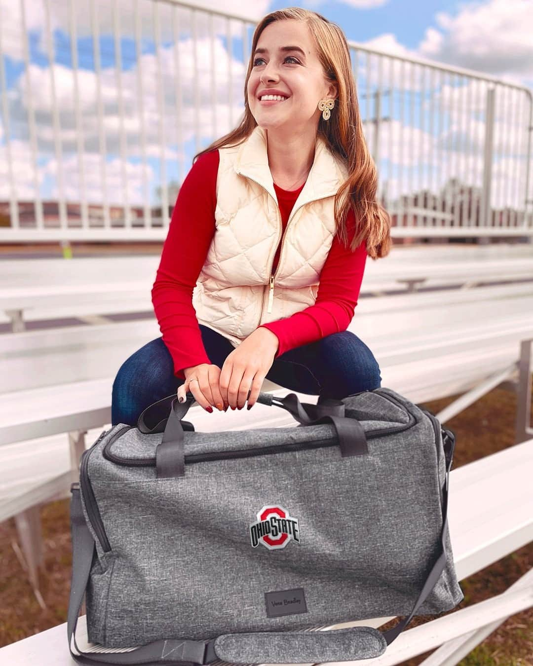 ヴェラブラッドリーさんのインスタグラム写真 - (ヴェラブラッドリーInstagram)「Score big with Collegiate styles that go the distance 🏈 Link in bio for the perfect gifts for the student or alumnae in your life ❤️ 📸: @emikfabian * * * #verabradley #gifts #holidays #november #college」11月11日 1時00分 - verabradley