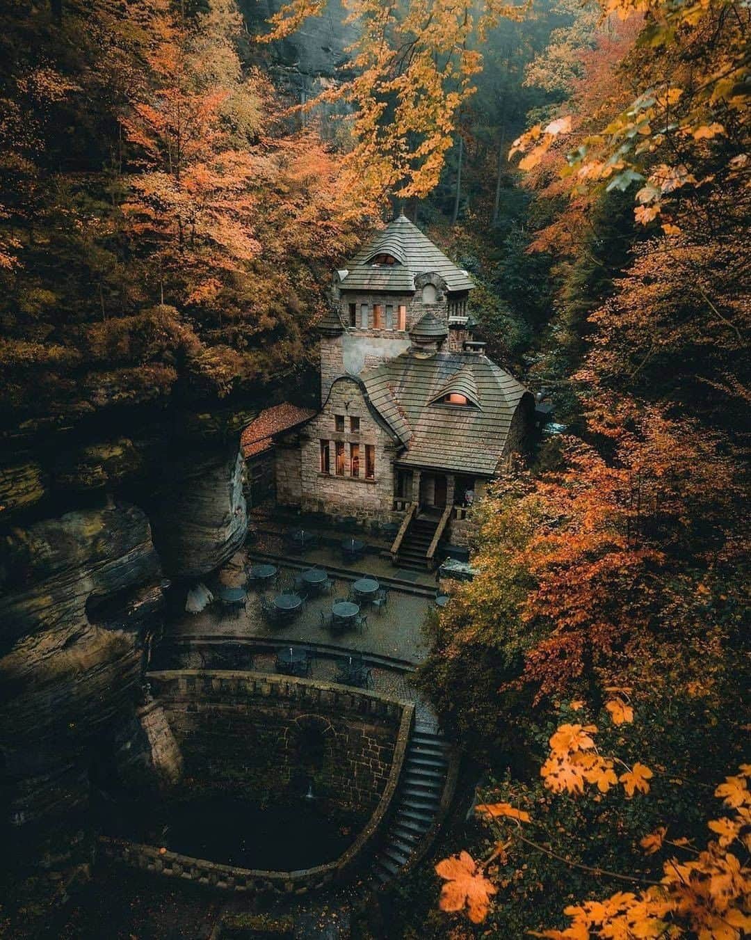 Discover Earthさんのインスタグラム写真 - (Discover EarthInstagram)「This place looks haunted and uninhabited but it's actually ... a restaurant! Would you like to eat here?  🇨🇿 #discoverHřensko with @giuliogroebert   . . .  #czechia  #czechrepublic  #prague  #czech  #praha  #travel  #nature  #trip  #photography  #europe  #love  #architecture  #praga  #ceskarepublika  #autumn  #photooftheday  #travelphotography  #igerscz  #instagood  #autumn  #travelgram  #traveling  #photo  #pragueworld」11月11日 1時00分 - discoverearth