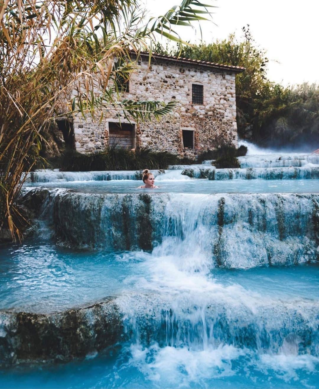 Earth Picsさんのインスタグラム写真 - (Earth PicsInstagram)「The Saturnia hot springs of Tuscany 😍 Who would you take with you to enjoy these hot springs? 📷@phillippmitt」11月11日 1時01分 - earthpix