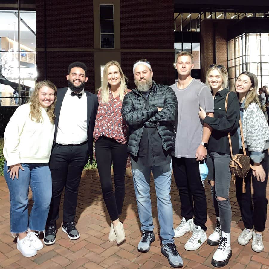コリー・ロバートソンのインスタグラム：「Such a special time visiting @willrob.jr at college. Celebrated his birthday with sweet friends, walked around campus, and watched his Choral performance. Nothing better than meeting your kids college friends, hearing the stories of all of the fun they are having and ways they are growing, and getting to watch them use their gifts! It was a great weekend ❤️」