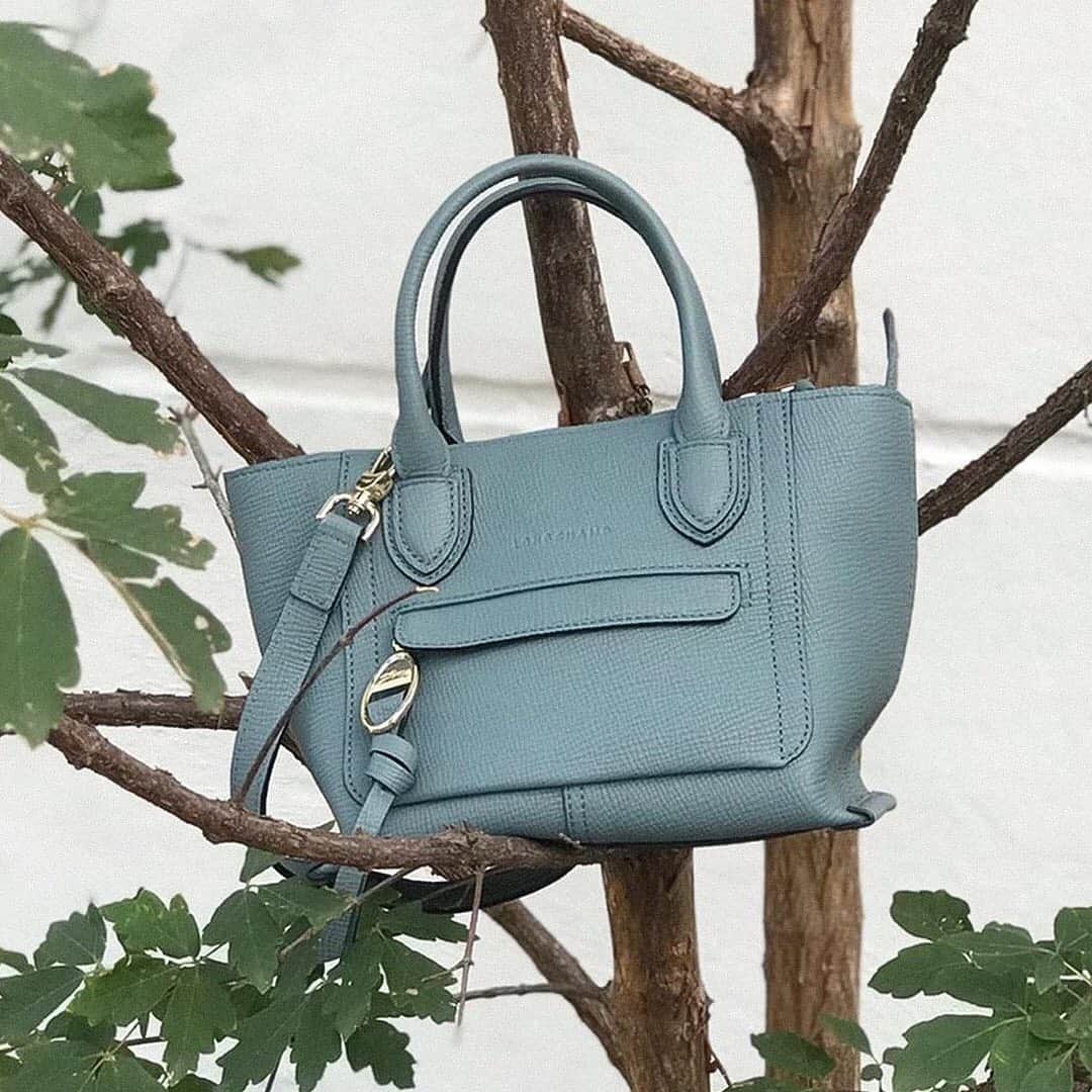 Longchampのインスタグラム：「“Her head was in the clouds and her bag was in the trees.”  #LongchampMailbox  #Longchamp」