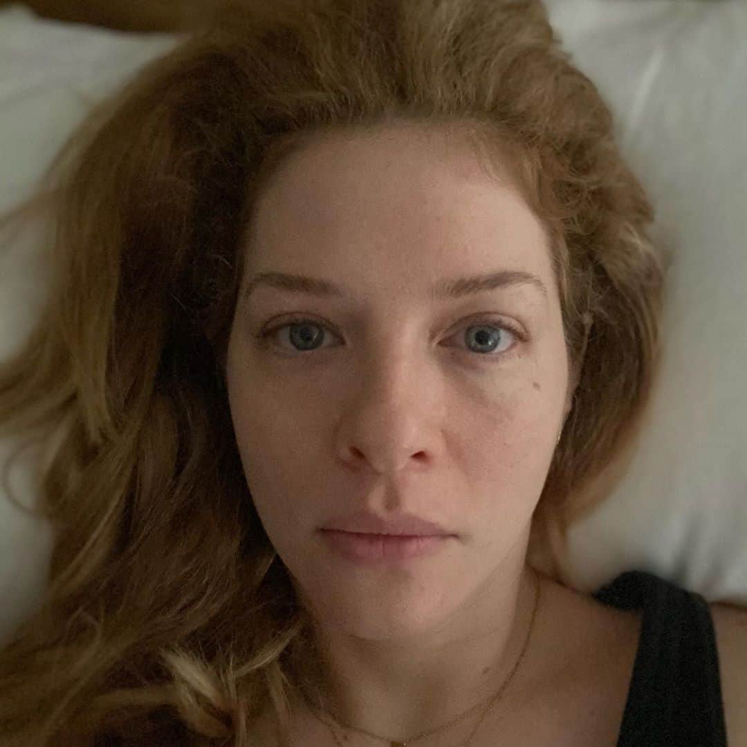 レイチェル・レフィブレのインスタグラム：「Pandemic, election stress, two kids, my industry re-opening sloooowly, insomnia...I NEED A NEW EYE CREAM. Recommendations? Looking for “clean and green” product recs please 😘 #nofilter #puffiness #darkcircles #eyecream #momlife」