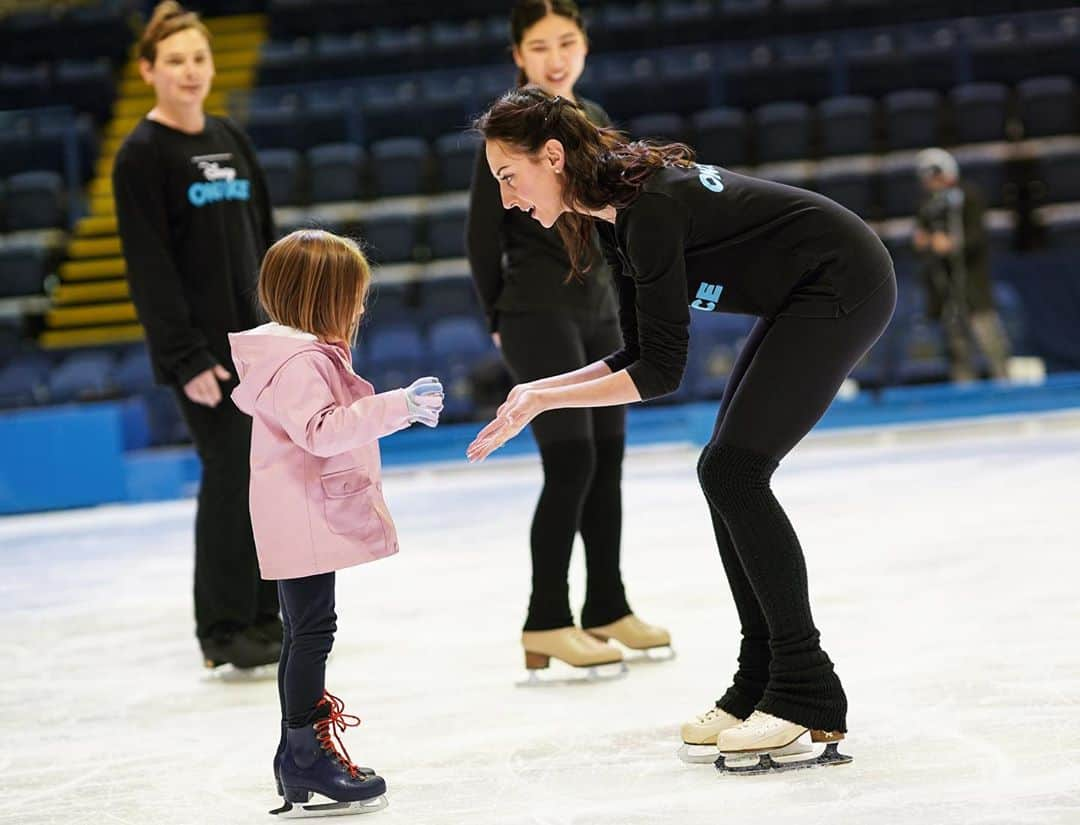 アナスタシア・オルソンのインスタグラム：「Even on a bad day, a little munchkin can always make me smile 🥰 #disneyonice」