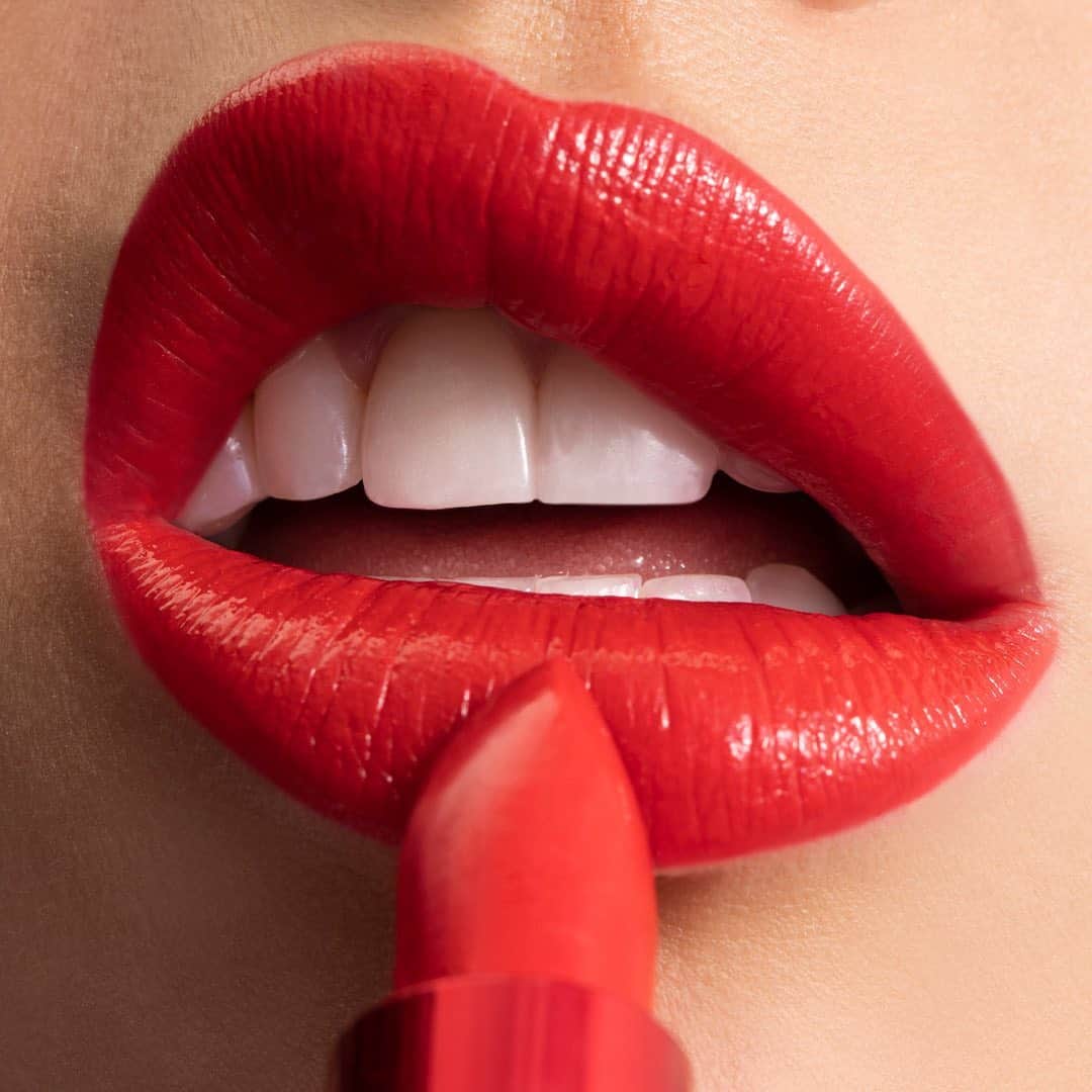 Smashboxのインスタグラム：「Red hot realness 🔥 Grab Get Fired as a part of our Holiday Collection and see the limited edition deco on smashbox.com 💋 PS: did we mention you get 3 LIPS FOR $21???!!! Basically 3 for 1 y’all 🤫」