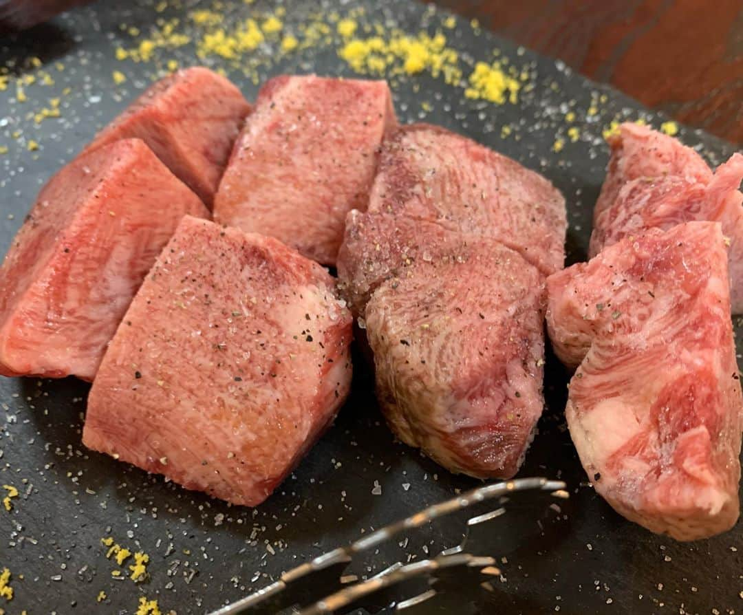 小林勇貴のインスタグラム：「#焼肉 #厚切り牛タン #牛肉 #牛タン」