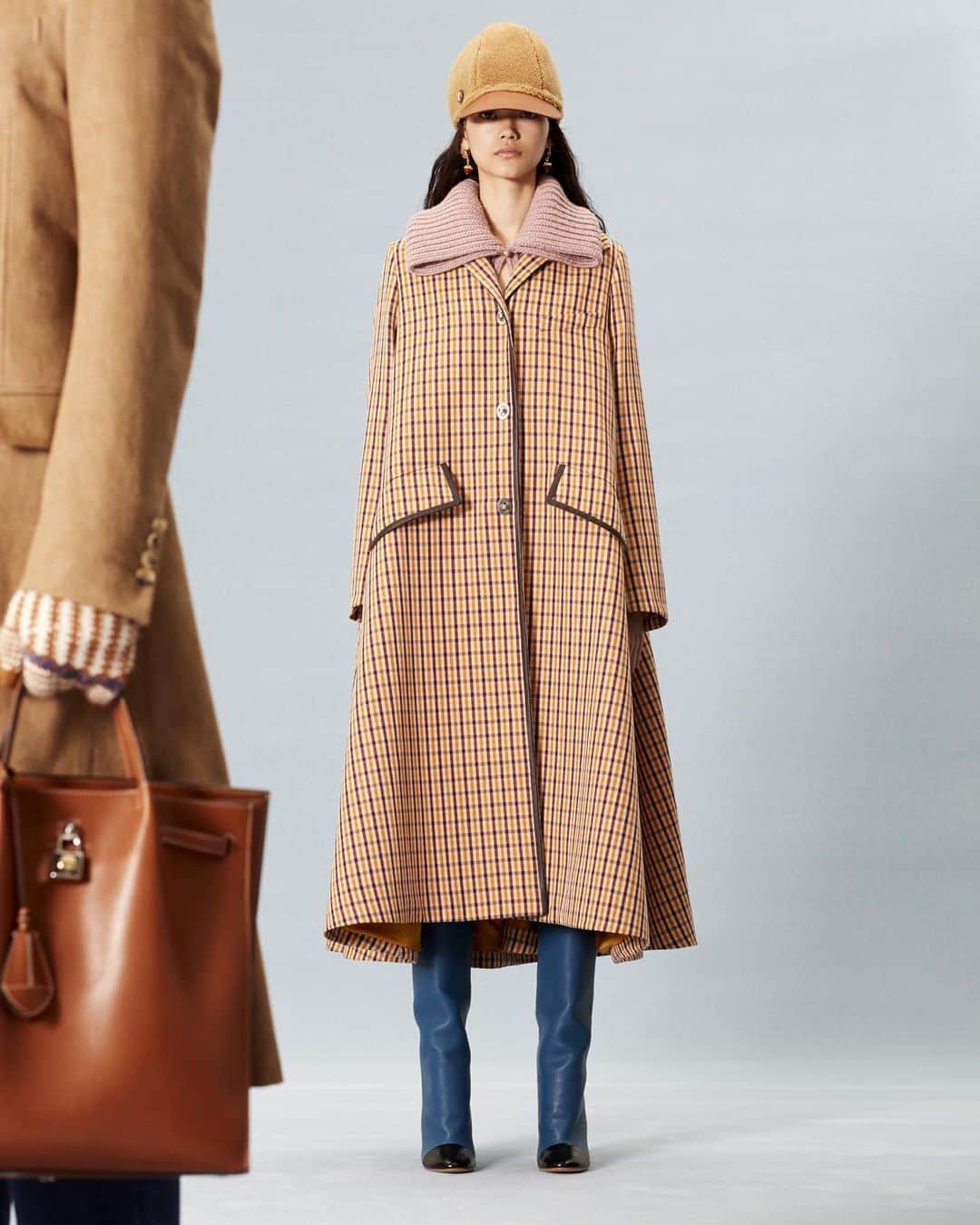 ランバンのインスタグラム：「#LanvinFW20 pumpkin A-line wool coat with leather contrast detailing. Available in stores.」