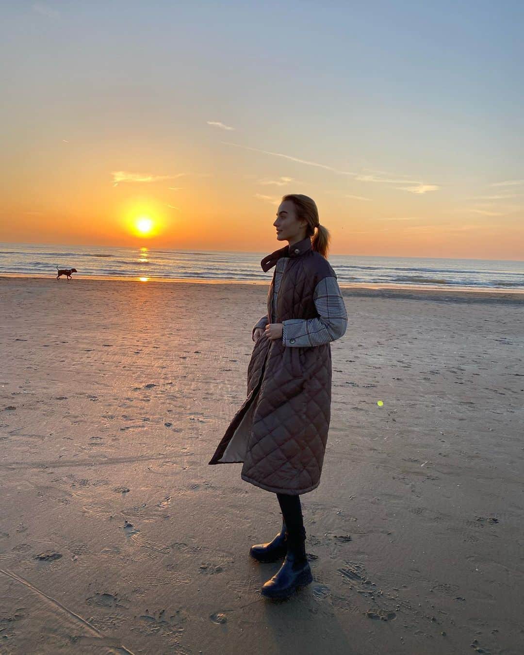 マルチェ・フェルフーフのインスタグラム：「Sunny fall days at the beach 🌅」
