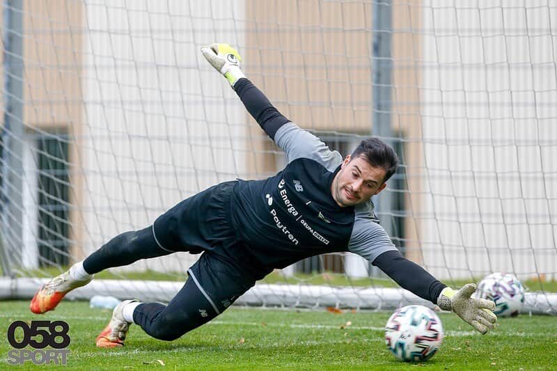 ズラタン・アロメロヴィッチのインスタグラム：「#training #football #sport #movember #uhlsport #ekstraklasa #poland」