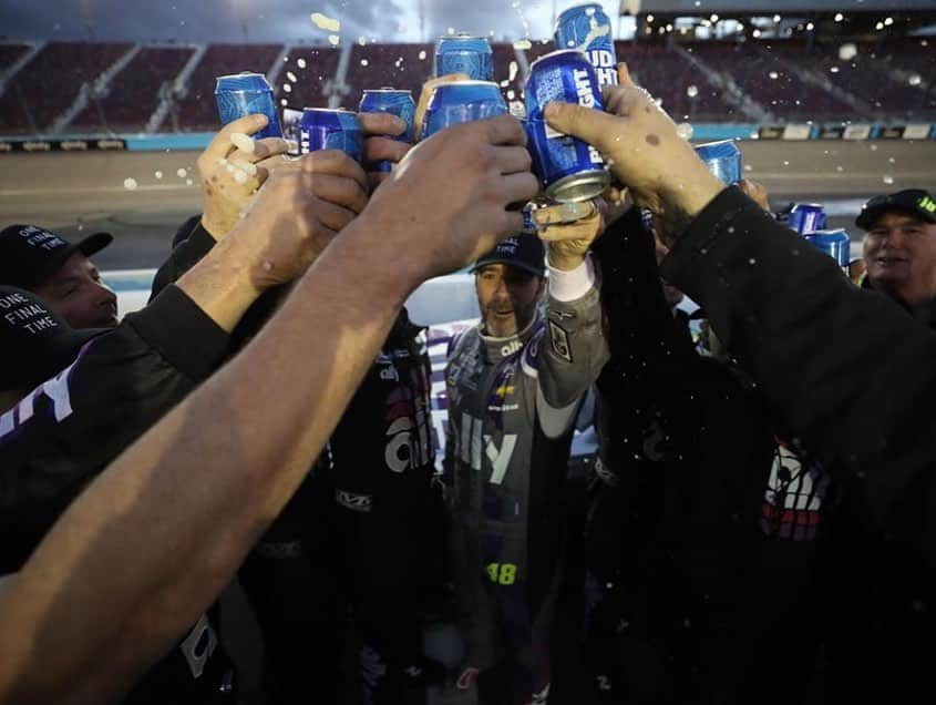 グレン・パウエルさんのインスタグラム写真 - (グレン・パウエルInstagram)「Toasting to The Humble Champion, @jimmiejohnson Hell of a finish.  #OneFinalTime」11月11日 1時34分 - glenpowell