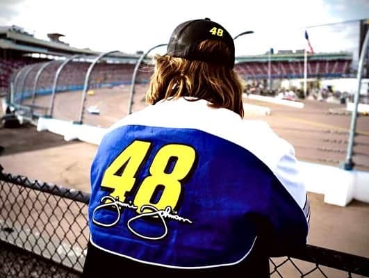 グレン・パウエルのインスタグラム：「Toasting to The Humble Champion, @jimmiejohnson Hell of a finish.  #OneFinalTime」