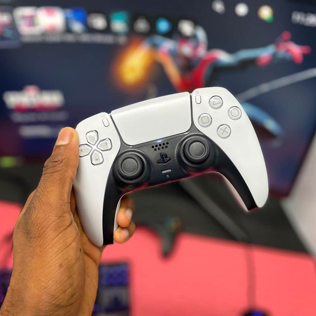 マーケス・ブラウンリーのインスタグラム：「Happy #AppleEvent  Day, here’s an unrelated picture as I near the end of my PS5 testing for the epic full review 🤓」