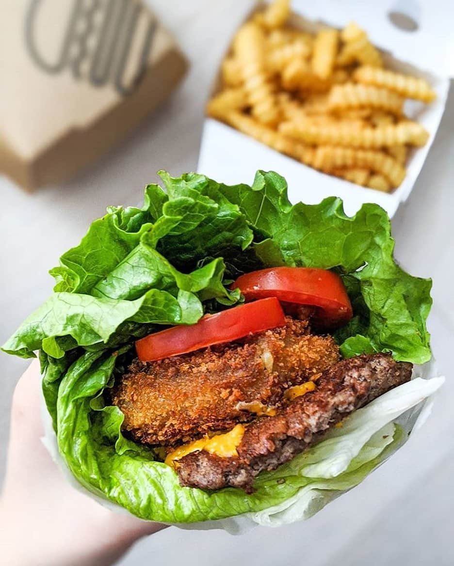 SHAKE SHACKさんのインスタグラム写真 - (SHAKE SHACKInstagram)「Did you know? You can swap out the bun for a lettuce wrap on any burger 🥬🍔  📸: @jennyfoodtravels #shakeshack」11月11日 1時35分 - shakeshack