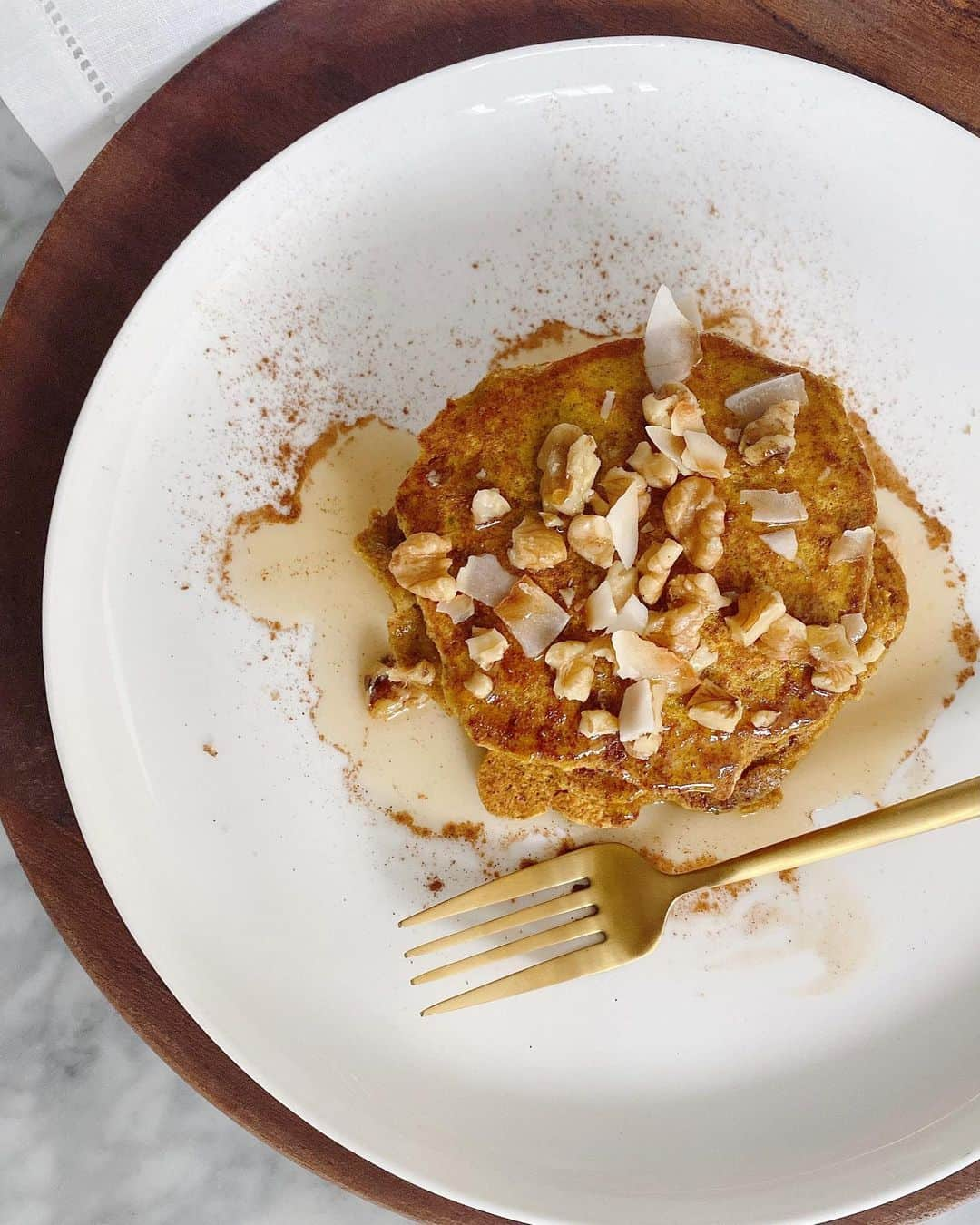 Sascha Barbozaさんのインスタグラム写真 - (Sascha BarbozaInstagram)「Panquecas de calabaza, es una receta que está en mi libro pero aquí les di un giro porque me faltaba uno de los ingredientes. Es una receta súper sencilla, muy apropiada para esta época! Tiene un buen balance de los tres macro nutrientes, proteínas, carbohidratos y grasa.   INGREDIENTES. 1 huevo y 2 claras-puedes usar dos huevos completos si prefieres.  1/3 taza de puré de calabaza. Yo use la enlatada. Pero si no puedes agarrar la calabaza o auyama, busca una que esté bien anaranjada, la horneas y machacas. Normalmente lo que hago es buscar una calabaza mediana, le quito las semillas, la pongo bocabajo en una bandeja picada por la mitad y la horneo a 400° F hasta que esté bien tierna, luego guardo toda esa calabaza y la uso para diferentes recetas como esta, otra de mi libro que me encanta que es el pumpkin pie light, etc.  1 cucharada de harina de coco. 1/3 taza de avena. Un chorrito de leche de almendras. 1 cucharadita de canela.  Stevia al gusto.」11月11日 1時45分 - saschafitness