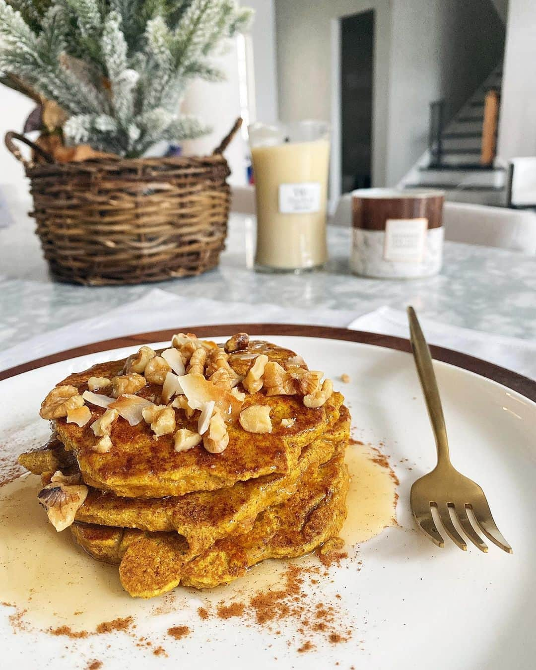 Sascha Barbozaさんのインスタグラム写真 - (Sascha BarbozaInstagram)「Panquecas de calabaza, es una receta que está en mi libro pero aquí les di un giro porque me faltaba uno de los ingredientes. Es una receta súper sencilla, muy apropiada para esta época! Tiene un buen balance de los tres macro nutrientes, proteínas, carbohidratos y grasa.   INGREDIENTES. 1 huevo y 2 claras-puedes usar dos huevos completos si prefieres.  1/3 taza de puré de calabaza. Yo use la enlatada. Pero si no puedes agarrar la calabaza o auyama, busca una que esté bien anaranjada, la horneas y machacas. Normalmente lo que hago es buscar una calabaza mediana, le quito las semillas, la pongo bocabajo en una bandeja picada por la mitad y la horneo a 400° F hasta que esté bien tierna, luego guardo toda esa calabaza y la uso para diferentes recetas como esta, otra de mi libro que me encanta que es el pumpkin pie light, etc.  1 cucharada de harina de coco. 1/3 taza de avena. Un chorrito de leche de almendras. 1 cucharadita de canela.  Stevia al gusto.」11月11日 1時45分 - saschafitness