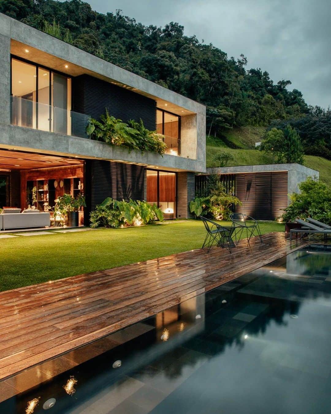 Architecture - Housesさんのインスタグラム写真 - (Architecture - HousesInstagram)「⁣ 𝐋𝐚 𝐂𝐚𝐧𝐝𝐞𝐥𝐚𝐫𝐢𝐚 𝐇𝐨𝐦𝐞.⁣ A project full of good energy, nature and a lot of style.🌱⁣ What do you think about it?⁣ Tag an #architecture lover.💙⁣ ___⁣ 📐@sam_ingenieros⁣ 📍 Las Palmas, Antioquia, #Colombia⁣ #archidesignhome⁣ ___⁣ #arquitectura #architecture #architecturephotography #architecturelovers #architecturedesign #archilovers #naturearchitecture #modernhome⁣」11月11日 1時50分 - _archidesignhome_