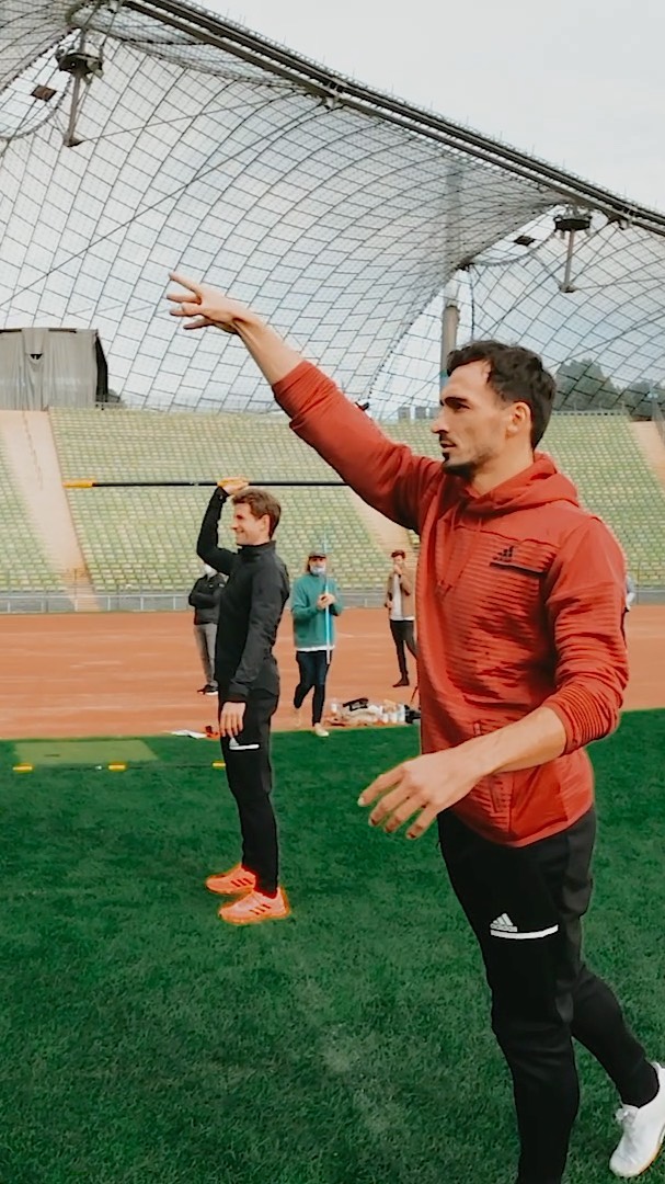 マッツ・フメルスのインスタグラム：「#ThoMats goes Speerwurf!🦾 Immer wieder eine Freude mit @esmuellert... Hier gibt’s Teil 1! 😄 @thomasroehler」