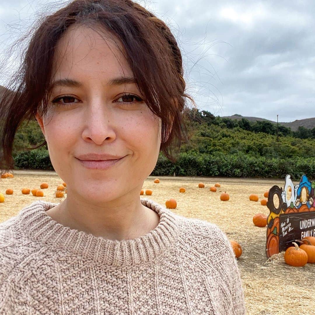 フリーディアのインスタグラム：「Who prefers cold weather over hot ones? In Los Angeles it is finally getting so cold. Its fall y’all🍁  * * * 暑い天気よりも寒い天気を好むのは誰ですか？ ロサンゼルスではようやく寒くなってきました。 秋になってきた🍁  #fallweather #weather #itscold #cold #sweaterweather #friedia #friediamn」