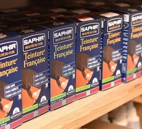 Saphirさんのインスタグラム写真 - (SaphirInstagram)「Why should you trust our Teinture Française? ✨ Because with it, the sky is the limit! It allows you to colour your leather items in the shade of your choice, with a multitude of options. Have you tried it yet?  Pourquoi faire confiance à notre Teinture Française ? ✨ Elle vous permet de colorer vos cuirs de la teinte de votre choix, avec une multitude d'options et des possibilités qui n'ont de limite que votre imagination ! Vous l'avez déjà essayée ?  Photo : @shoecare_shop  #ShoeShine #Saphir #SaphirOfficial #Shine #ShoeCare #MirrorShine #SpitShine #Glossy #Gloss #ShoecareShop #TheshoeCareShop #Shoestagram #Shoeporn #Mensshoes #Stylishmen #Styleforum #MensShoes #DressShoes #LeatherShoes #ShoeGazing #ClassicShoes」11月11日 2時03分 - saphir_official