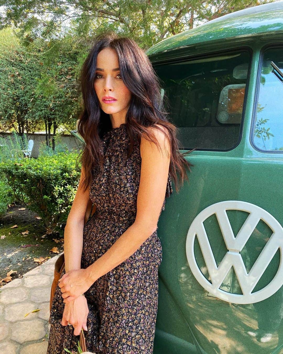 アビゲイル・スペンサーのインスタグラム：「You try driving in platforms. #Clueless #fallfashion #betty 📷 @claytonhawkins 🍂🚛.」