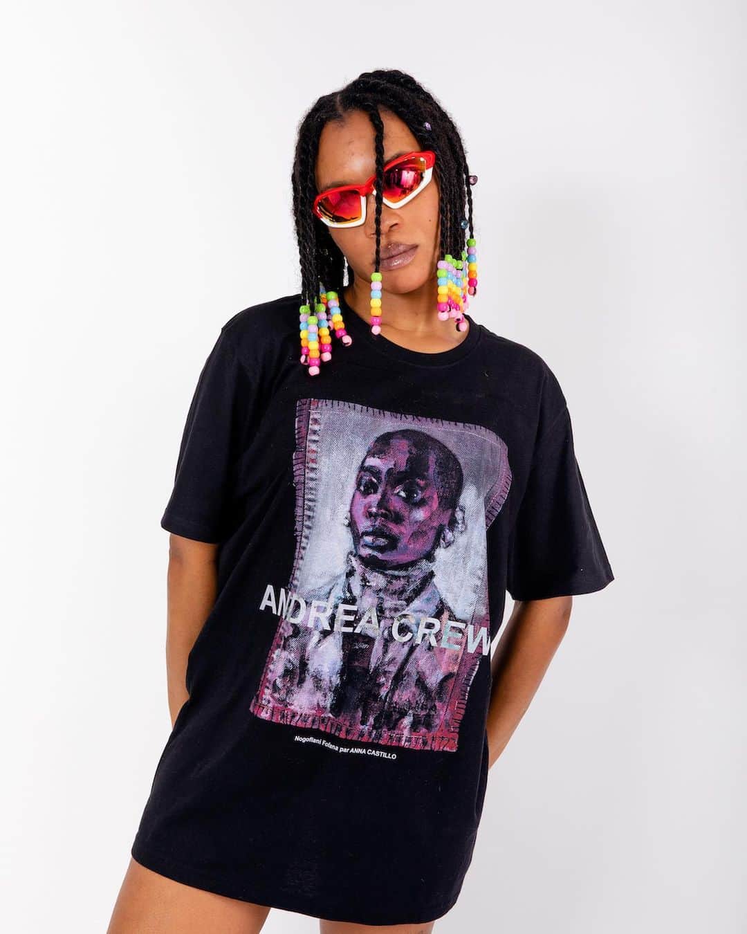 のインスタグラム：「This t-shirt is a symbol of resistance. it is the painted portrait of Nogoflani Fofana by the artist @anachateau  It is a faithful reproduction of a photo of the Andrea Crews show.   November 11, 2020 : 100 years after the inauguration of the tomb of the unknown soldier, Nogoflani reverses this symbolism and embodies a living woman who walks proudly.   Nogoflani is not a model, neither an influencer. She is an anonymous black woman : She is all of us, and together we have the power to overthrow the old world.    Andrea Crews is a fictional character that everyone can embody, if they wear the values: Fashion Art Activism.    #iamandreacrews #andreacrews #paintingonclothes #extremefashion #greenfashion #socialfashion」