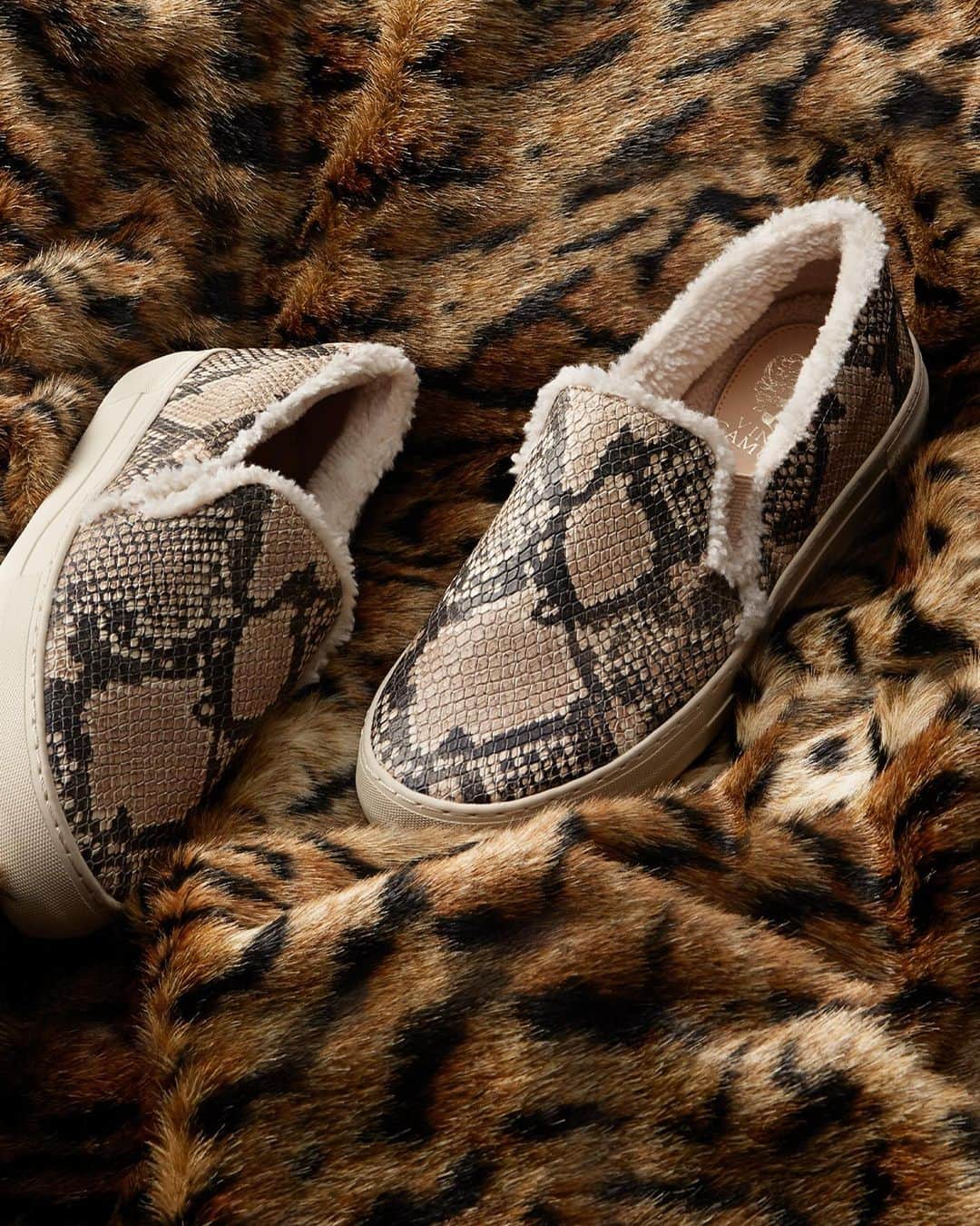 のインスタグラム：「On their wishlist: toasty, fleece-trimmed sneakers. #vincecamuto」