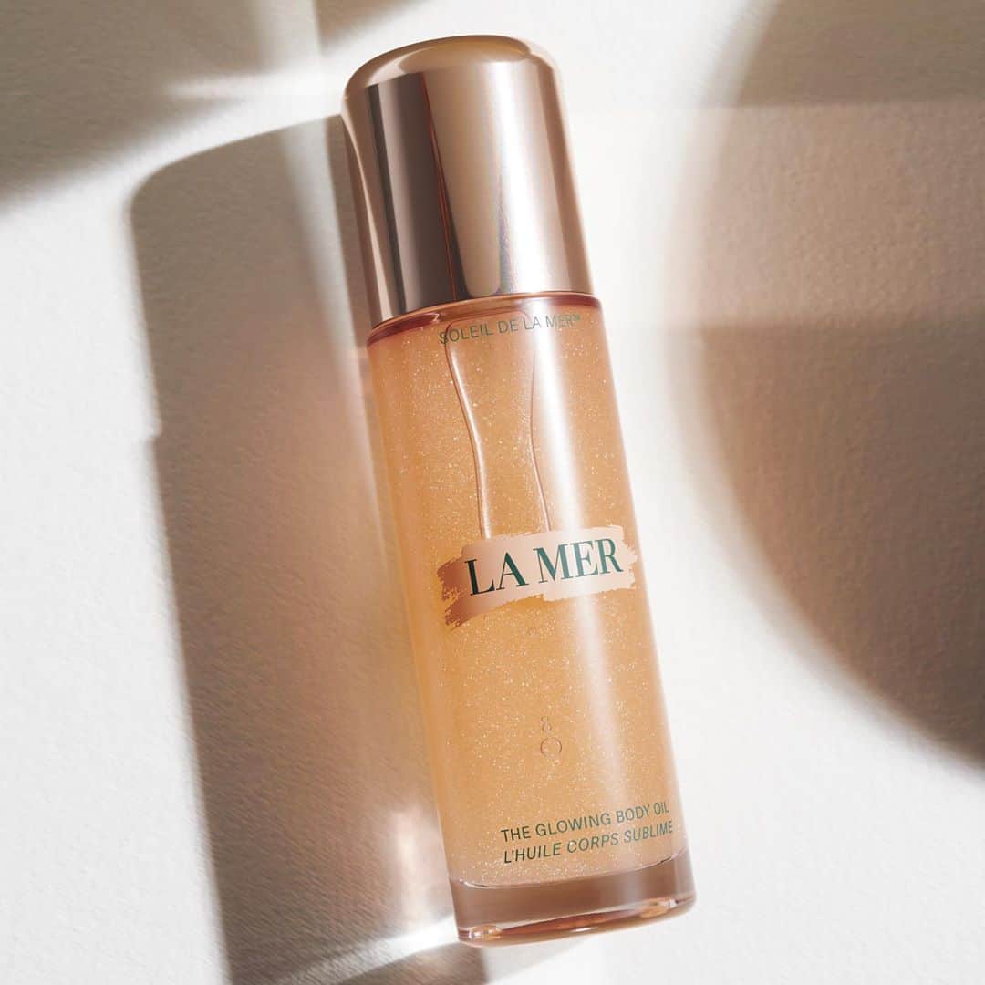 ドゥラメールのインスタグラム：「‘Tis the season to sparkle, shine and soothe. The holidays are here and so is The Glowing Body Oil. Back by popular demand, this beloved limited-edition nourishing treatment gives you a glamorous sun-inspired glow right when you need it most. Shop it exclusively on Instagram.」