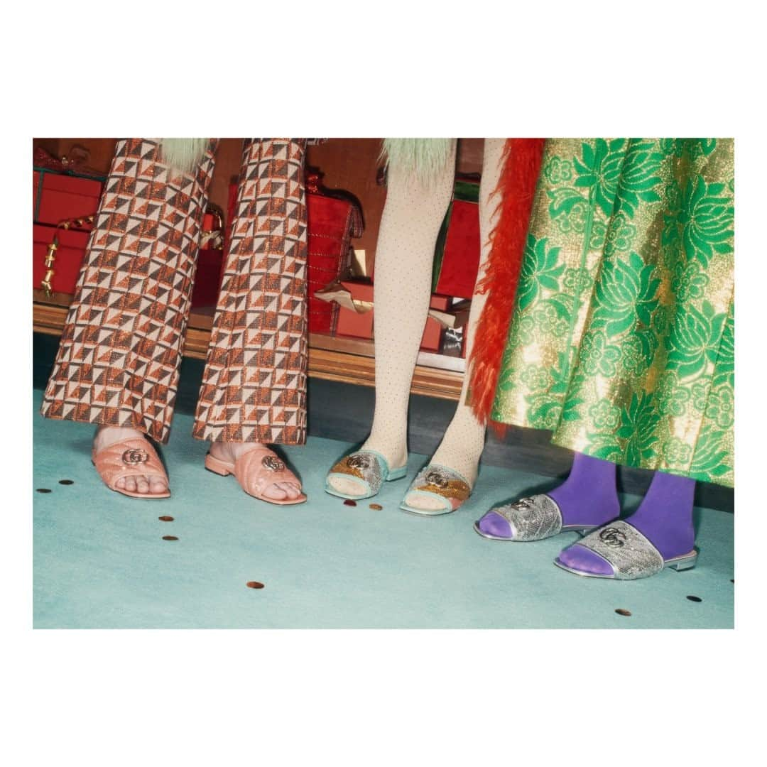 グッチさんのインスタグラム写真 - (グッチInstagram)「Festive gifts include #GGMarmont slippers featuring the Double G hardware and colorful sequins. Discover more through link in bio. #AlessandroMichele @alessandro_michele #GucciGift」11月11日 2時00分 - gucci