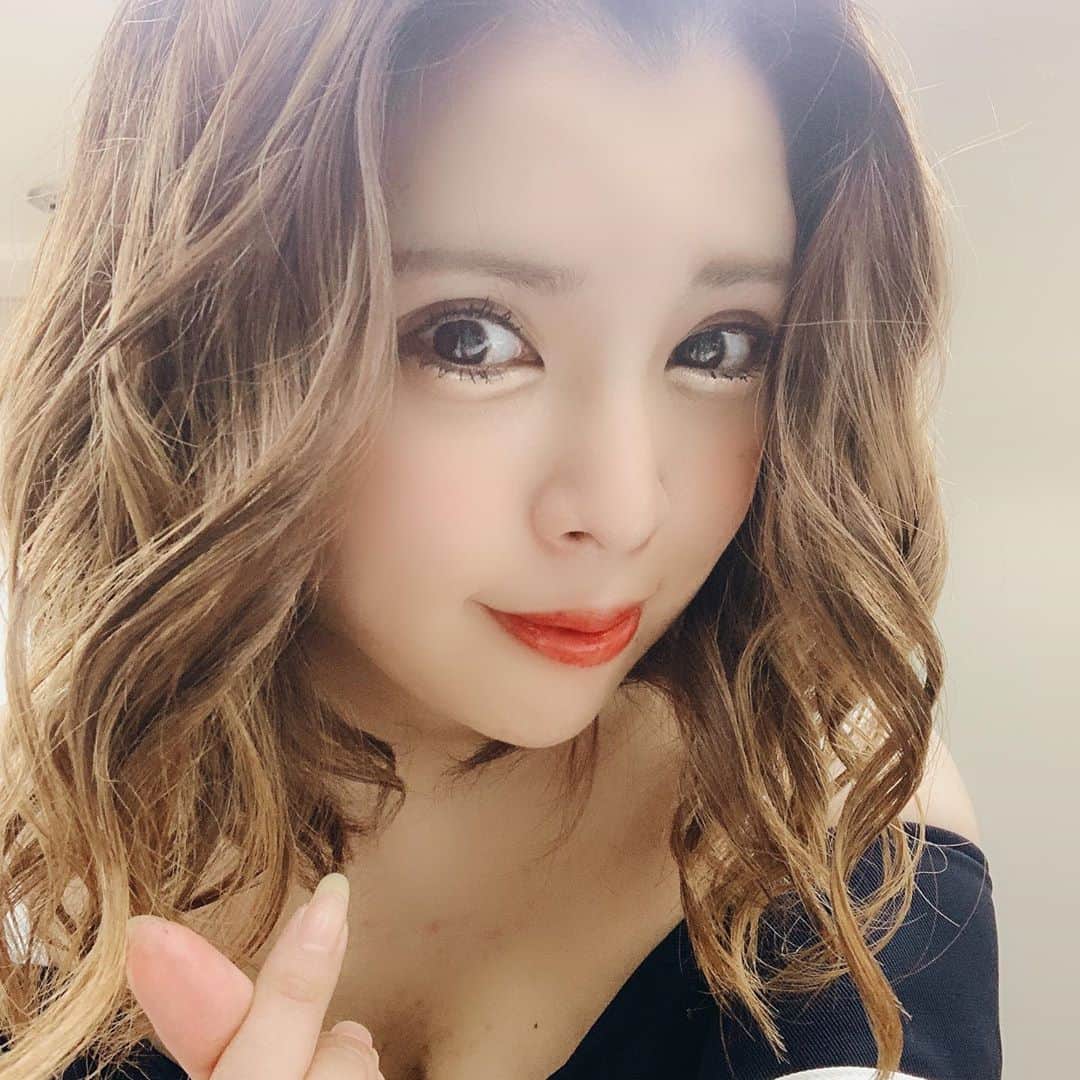 坂口杏里のインスタグラム：「Bar Cachette(カシェット) 東京都新宿区歌舞伎町2-11-7 メトロビル4階 営業時間 1:00～7:00 本日は2:00からの営業です💕😊  たのしくおはなししましょー😍 写真、ライン交換しましょう☺️」