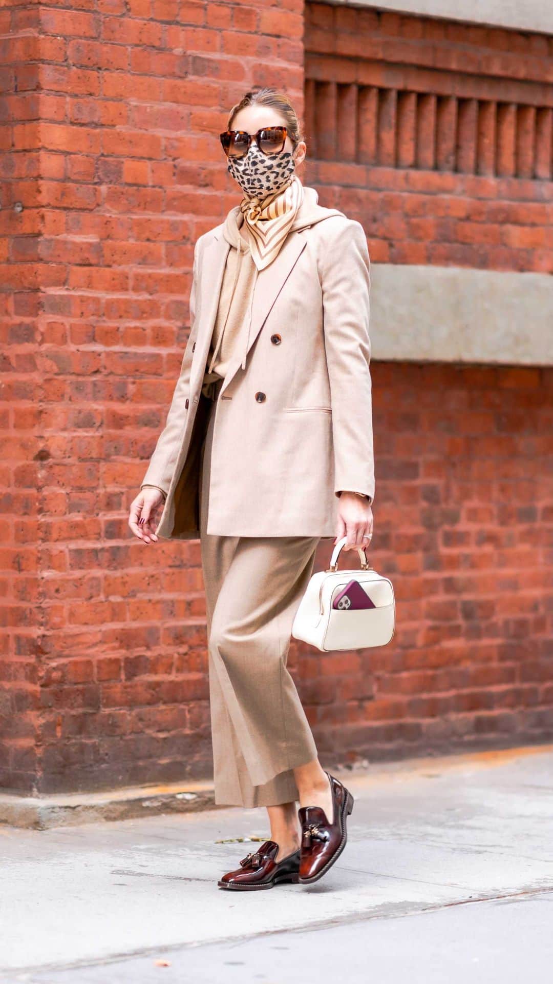 オリヴィア・パレルモのインスタグラム：「Keeping calm and carrying on in camel 🐪」