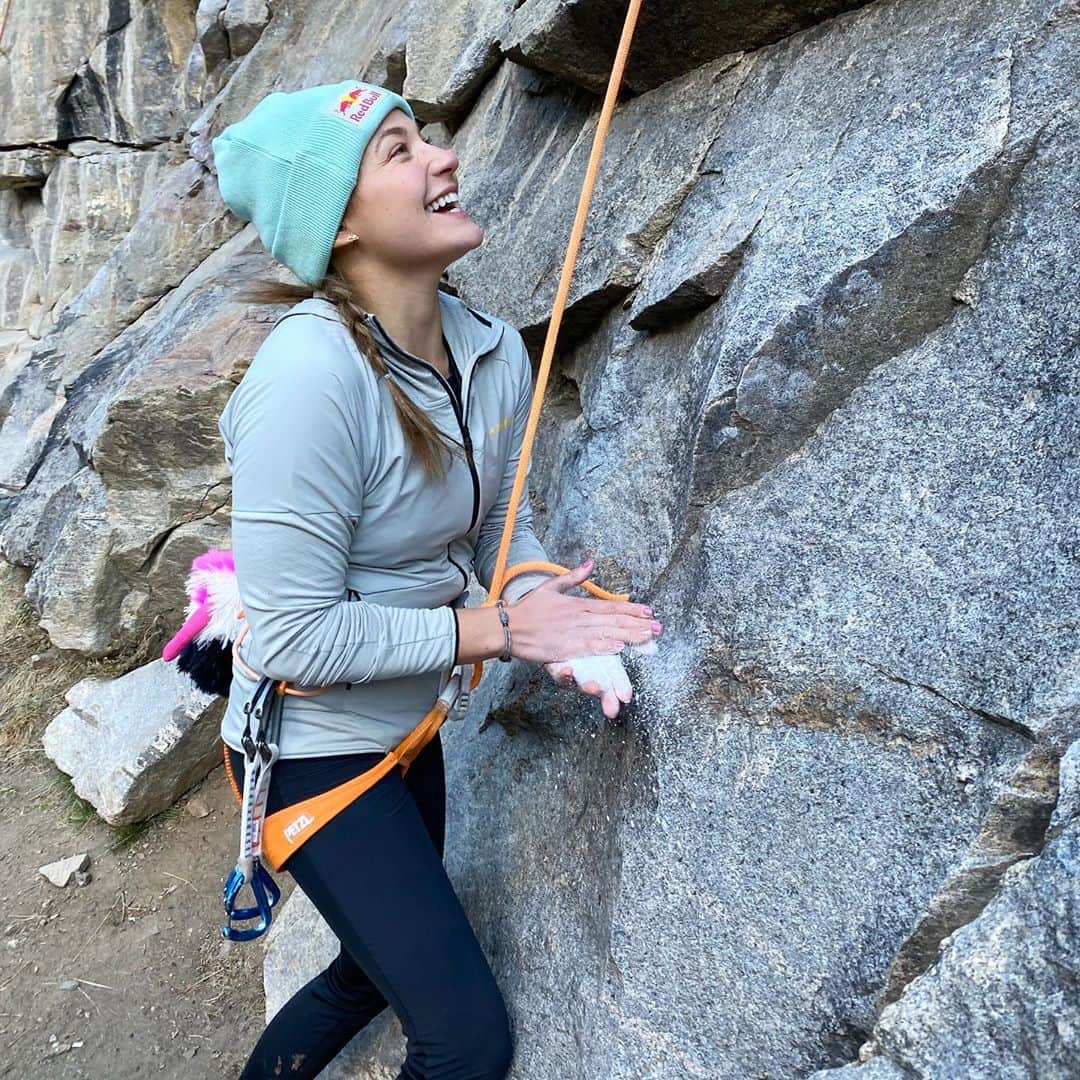 のインスタグラム：「First day back on the rocks! 🧗🏼‍♀️I never imagined having to take 7 months off of climbing. Before this injury the most I’d ever taken off since I was 6 years old was... 6 weeks?! Technically I got about 2-3 weeks of really chill climbing in between surgeries this summer but all said and done; it’s been a minute.  - I was(am?!) so scared to take all this time off. Will I ever climb again to the same level I could? Better yet; will I be able to climb harder? To progress beyond my personal peaks of where I was at before? Over the course of this injury, I turned 28. And I realized that while my young self looked at that age as “old,” I have to laugh a bit now because I really don’t feel old. Except for having to have used a walker for several months this year.  - But thanks to the team I have built during this process and the awareness and relationship to my body I have cultivated, I feel like here I am, beginning again. And I am excited about this start. Because I know, I’ve got years to go, and my chronic hip pain that limited me before is behind me 💪  Share your injury come back stories if you like, here. I’d love to read about them and get inspired 💞!   #womenwhoclimb #climbinglife #climber #climbon #climbingmountains #recoveryjourney」