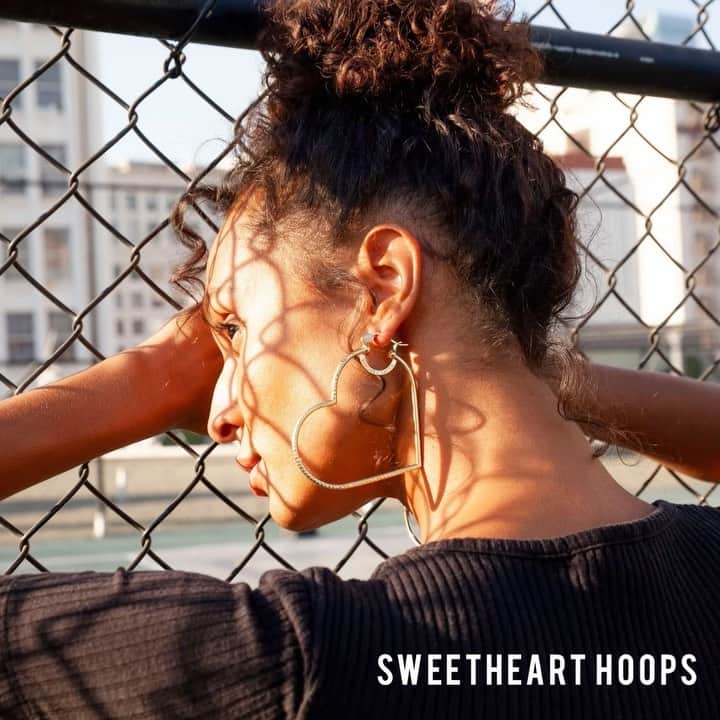LL・クール・Jのインスタグラム：「Check it out- Simone I. Smith Jewelry is one of #OprahsFavoriteThings of 2020 ✊🏾 Pick up the Sweetheart Hoops and Honeycomb Hoops on SimoneISmith.com, use the code “OPRAH” for 50% off + 20% off!」
