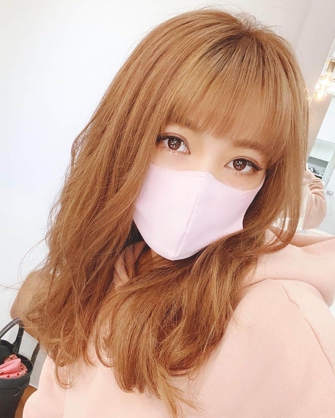 のインスタグラム：「hair color change❤️  #ブリーチ1回 でも透明感も出て発色もキレイ✨  #ヘアカラー #ヘアスタイル #haircolor #美容院 #カラー #ヘアカット #hair #ヘアサロン #ブリーチ #ハイトーン #トリートメント #ロングヘア #ヘア #hairstyle #newhair #秋カラー #巻き髪 #大阪 #ヘアケア #プレミーク #前髪ぱっつん #マスク女子 #すっぴん #selfie  #裸眼 #自撮り女子 #カラーが得意 #スタイリスト #西梅田美容室」