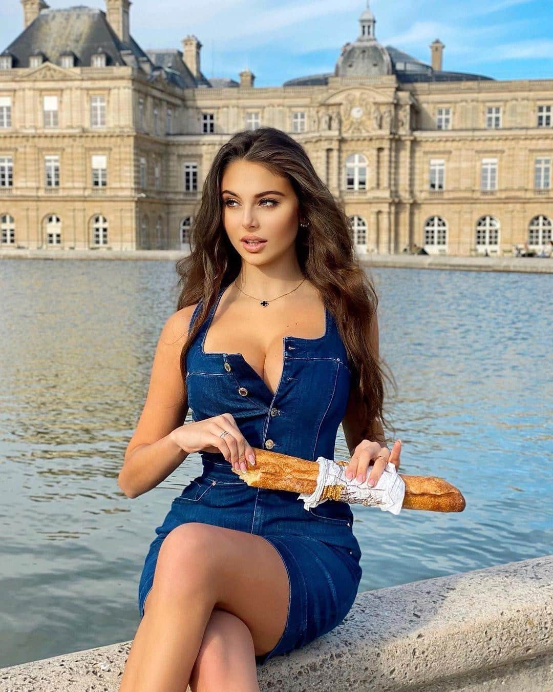 ゲスのインスタグラム：「when in paris 🇫🇷🥖 #LoveGUESS #SmartGUESS (📸: @carina)」