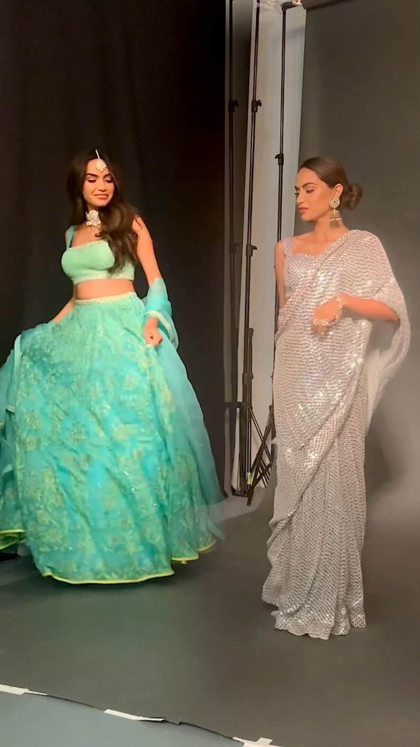 Diipa Büller-Khoslaのインスタグラム：「Sneak Peek of my second look 😏 Are you a saree or lehenga girl? Comment “💚” for @anitadongre dreamy lehenga or “🤍” for @manishmalhotra05 disco saree 🙌🏽 #Diwali」