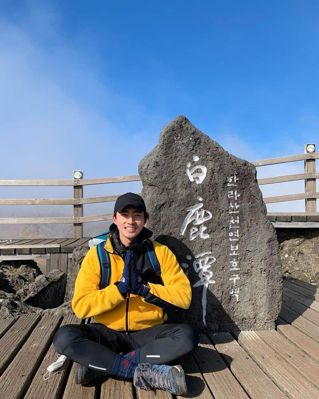 ペク・ミニョンのインスタグラム：「⠀ 급 떠나게 된 한라산 등반🌋 오르고 올라도 끝이 보이지않는 높이에 놀라고,구름 위아래로 펼쳐진 자연광경에 다시한번 놀라서 말이 잘 안떨어지던.. ☁️🦚 어머니의 버킷리스트 미션완료!💯 (내려오자 마자 바로 뻗었다는건 안비밀🥱) ⠀ ⠀ ⠀ ⠀」