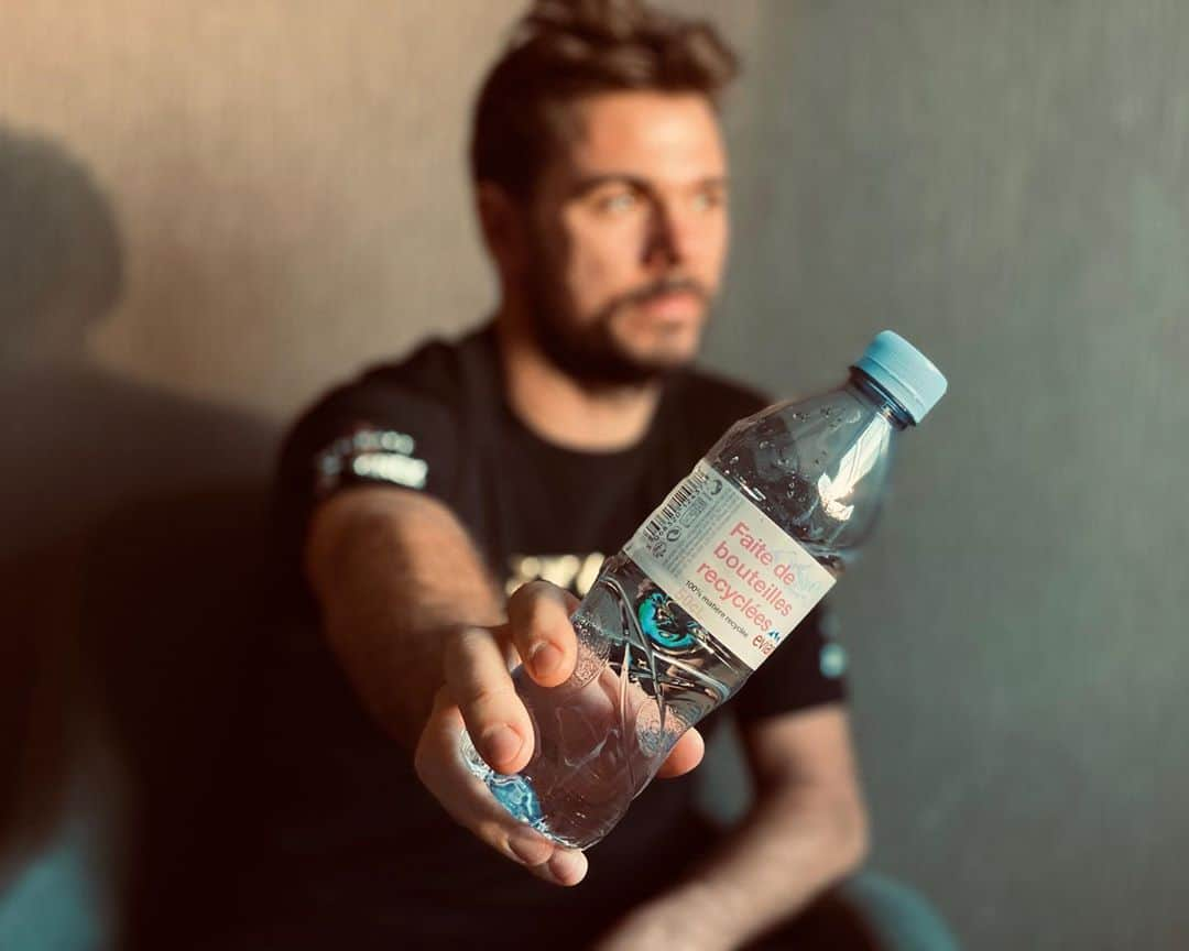 スタニスラス・ワウリンカさんのインスタグラム写真 - (スタニスラス・ワウリンカInstagram)「With your help, this bottle will be brought to life again. And again. ♻️​ All evian bottles in Switzerland are now made of 100% recycled* plastic (rPET) & are 100% recyclable. Put your bottle in a recycling bin and help make a difference ♻️💦🙏🏻​. #bottlesmadefrombottles #rpet #recylced #recycable #allsecondhand #oldtonew #circularity #evian #evianwater *excluding cap and label」11月11日 2時18分 - stanwawrinka85