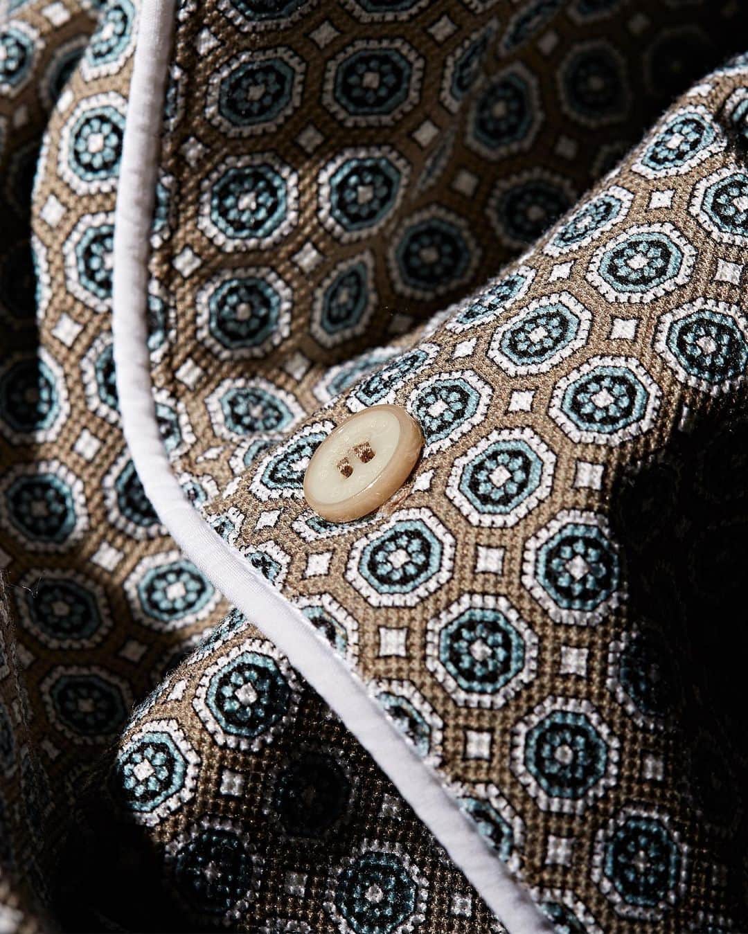 オールバーブラウンのインスタグラム：「Tap to shop our new Jerome shirt, featuring a sophisticated Maravilla fabric which was modelled on vintage, 1960s cravat prints.  #DoseOfSun #OrlebarBrown #OBsAroundTheWorld」