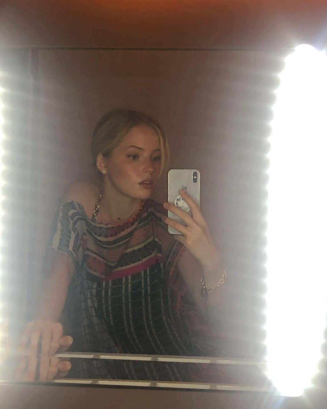 エリー・バンバーのインスタグラム：「🔙🔜」
