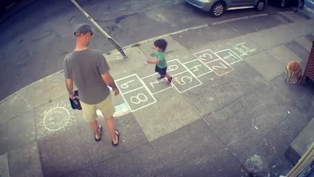 カロライナディークマンのインスタグラム：「no meio do caminho tinha uma amarelinha,  tinha uma amarelinha no meio do caminho.  alguém desenhou a brincadeira na calçada e ficou observando pela câmera de segurança... o que você faria? ✨✨✨✨✨」