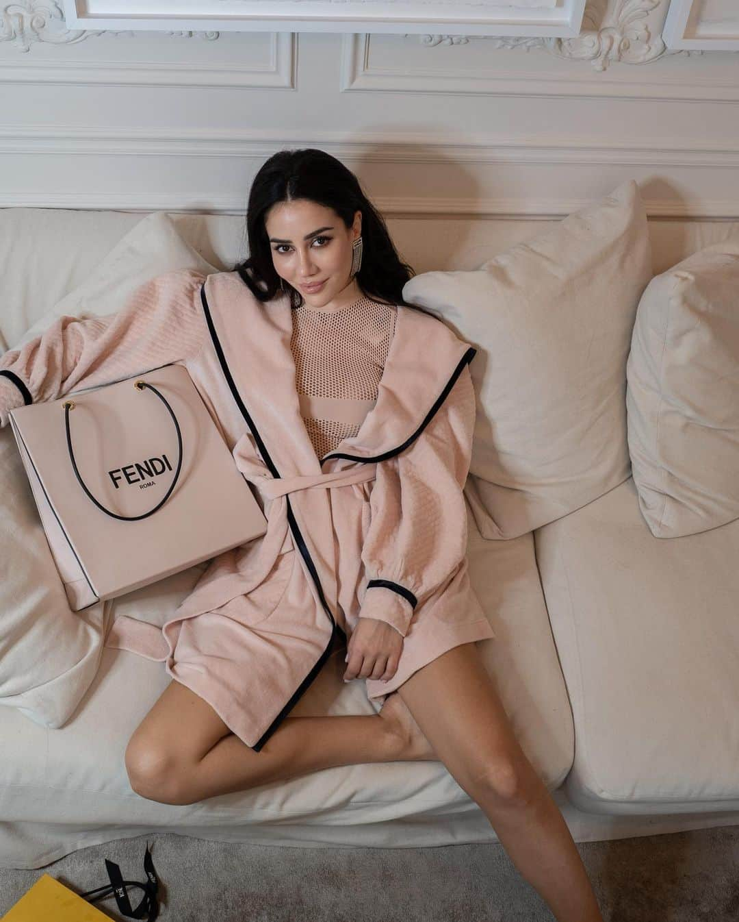 Tamara Kalinicさんのインスタグラム写真 - (Tamara KalinicInstagram)「ad. Couldnt ask for a better lockdown partner than @fendi - love that I already have my Christmas pink PJs ready! @fisforfendi  #FendiHoliday #FendiGifts」11月11日 2時34分 - tamara