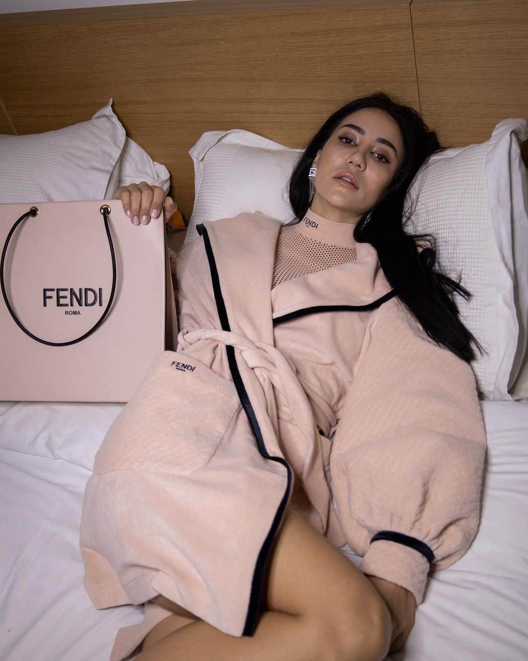 Tamara Kalinicさんのインスタグラム写真 - (Tamara KalinicInstagram)「ad. Couldnt ask for a better lockdown partner than @fendi - love that I already have my Christmas pink PJs ready! @fisforfendi  #FendiHoliday #FendiGifts」11月11日 2時34分 - tamara