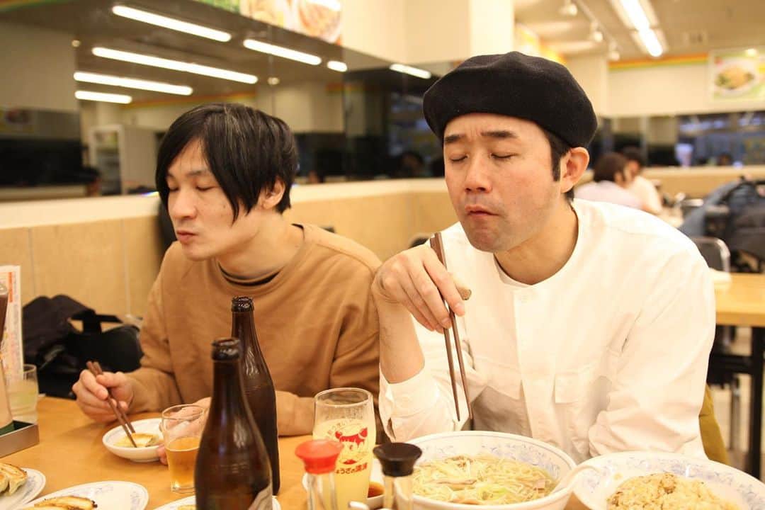 宮本菜津子のインスタグラム：「My dear 👦🏻👦🏻🍜🥟 - Photo by @bfrtokyo  - #massofthefermentingdregs  #motfd #masudore #マスドレ #ぎょうざの満洲」